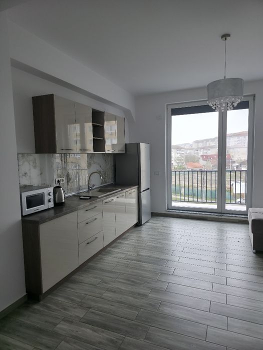 Închiriez apartament 3 Camere +2 Băi zona Ioșia