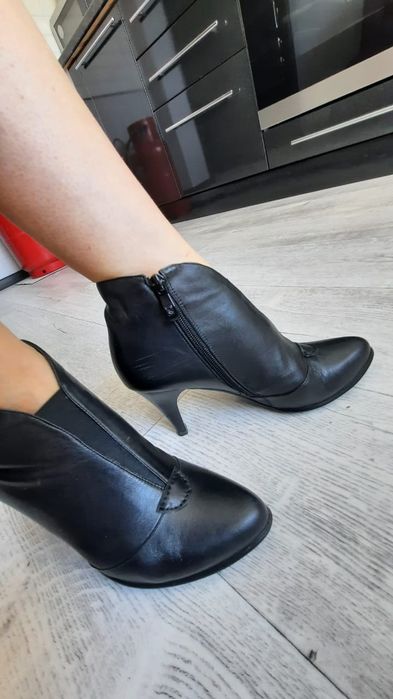 Продам женские ботинки