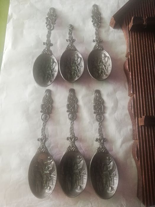 Linguri din zinc pe suport