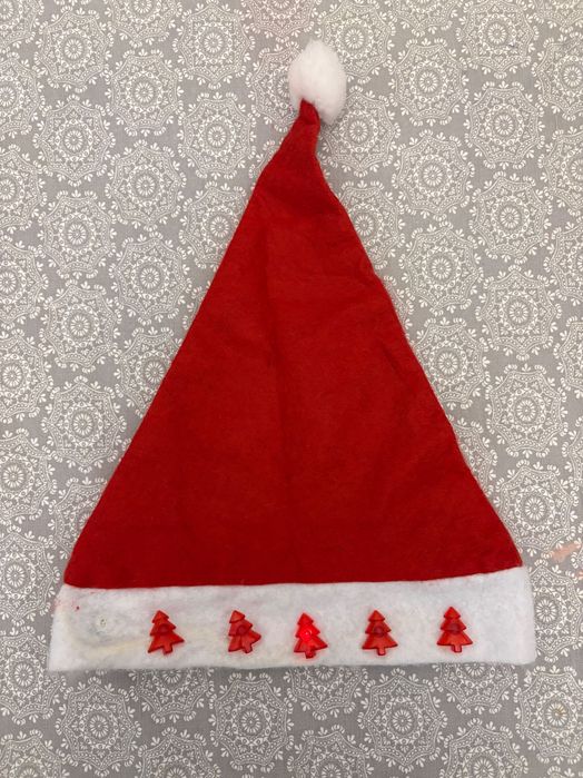 Новогодняя шапочка с светящимися елочками