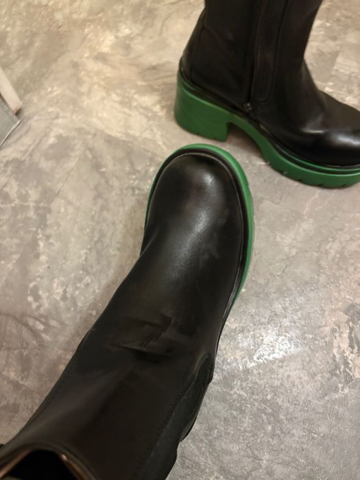 Боти със зелена подметка