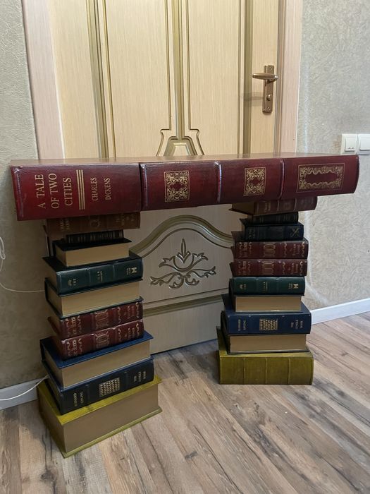 дизайнерский книжный стол