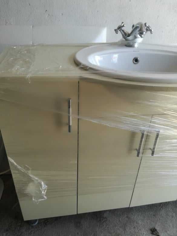 Шкаф за баня с вградена мивка и със смесител