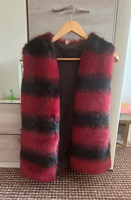 Жилет из искусственного меха для девочек.