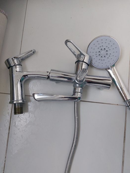 Смесители 2шт. На умывальник и на ванную с душем