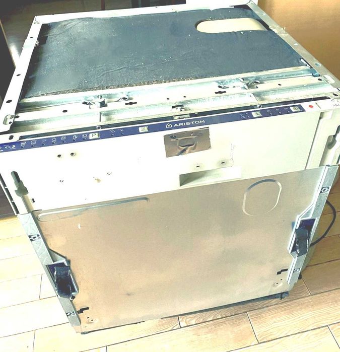 Продам посудомоечную машину Ariston