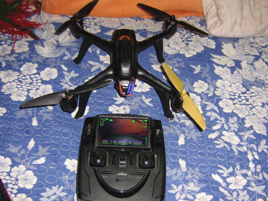 Продавам дрон HUBSAN 501 s за части или ремонт.