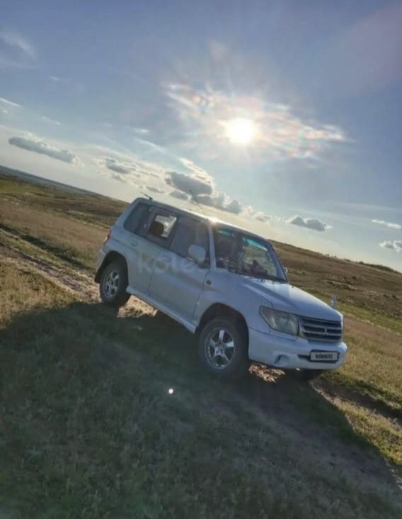Mitsubishi Pajero io 2000 г.