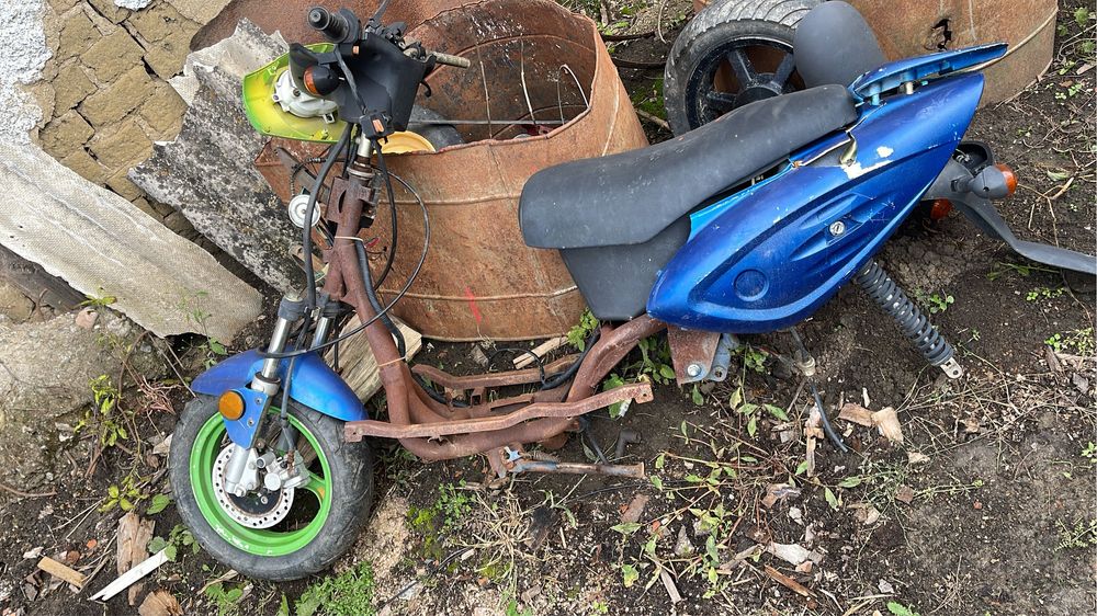 Vand  tot ce se vede in poze( foarfece , cauciucuri etc)