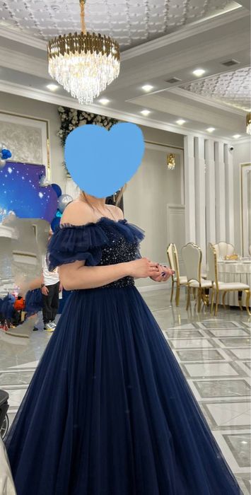 Платье вечернее темно- синего цвета.
