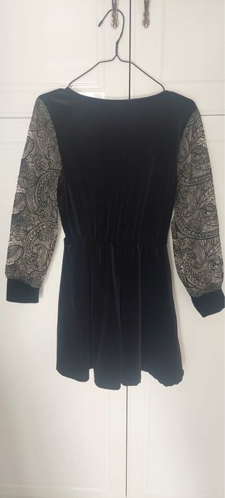 Rochie din catifea cu maneci din dantela