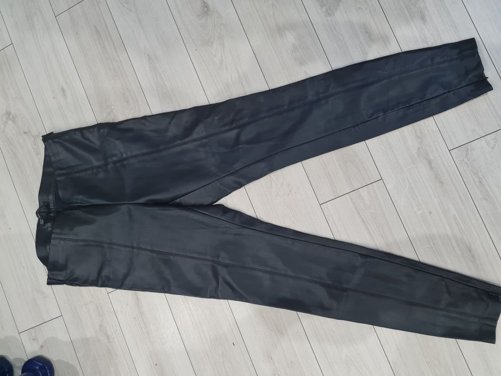 Vand pantaloni din piele ecologica.