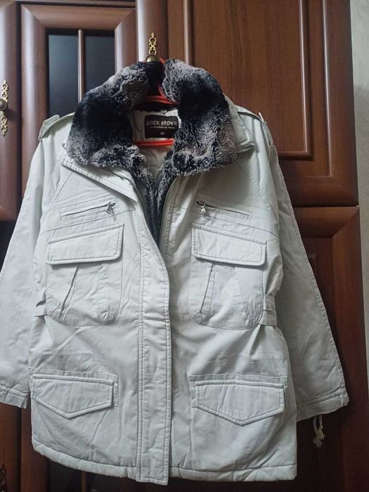 Продам  белую  куртку димнюю тёплую, новая,размер  44