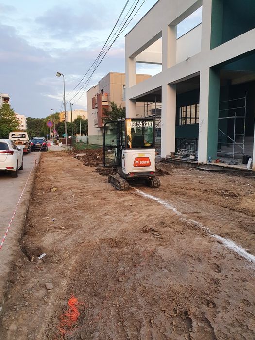 Miniexcavator  de închiriat pentru săpat și cu picon