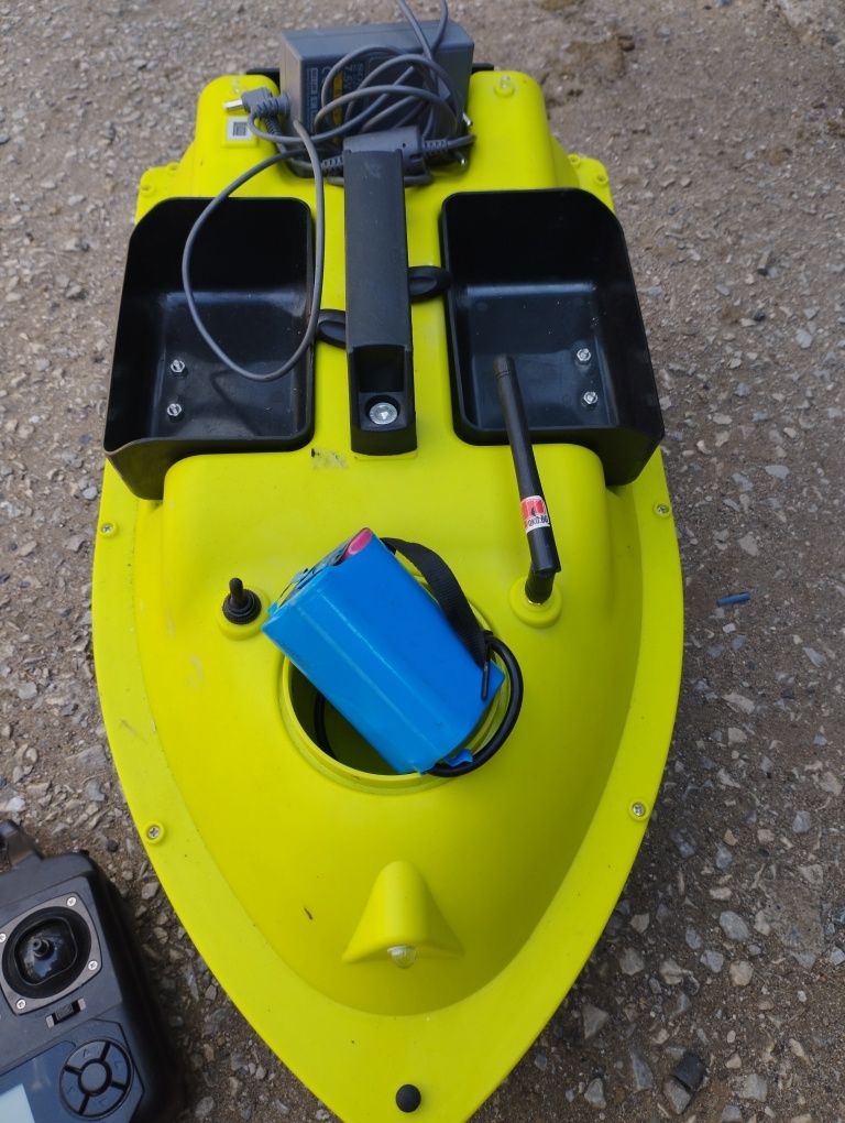 Лодка за захранка d18b GPS