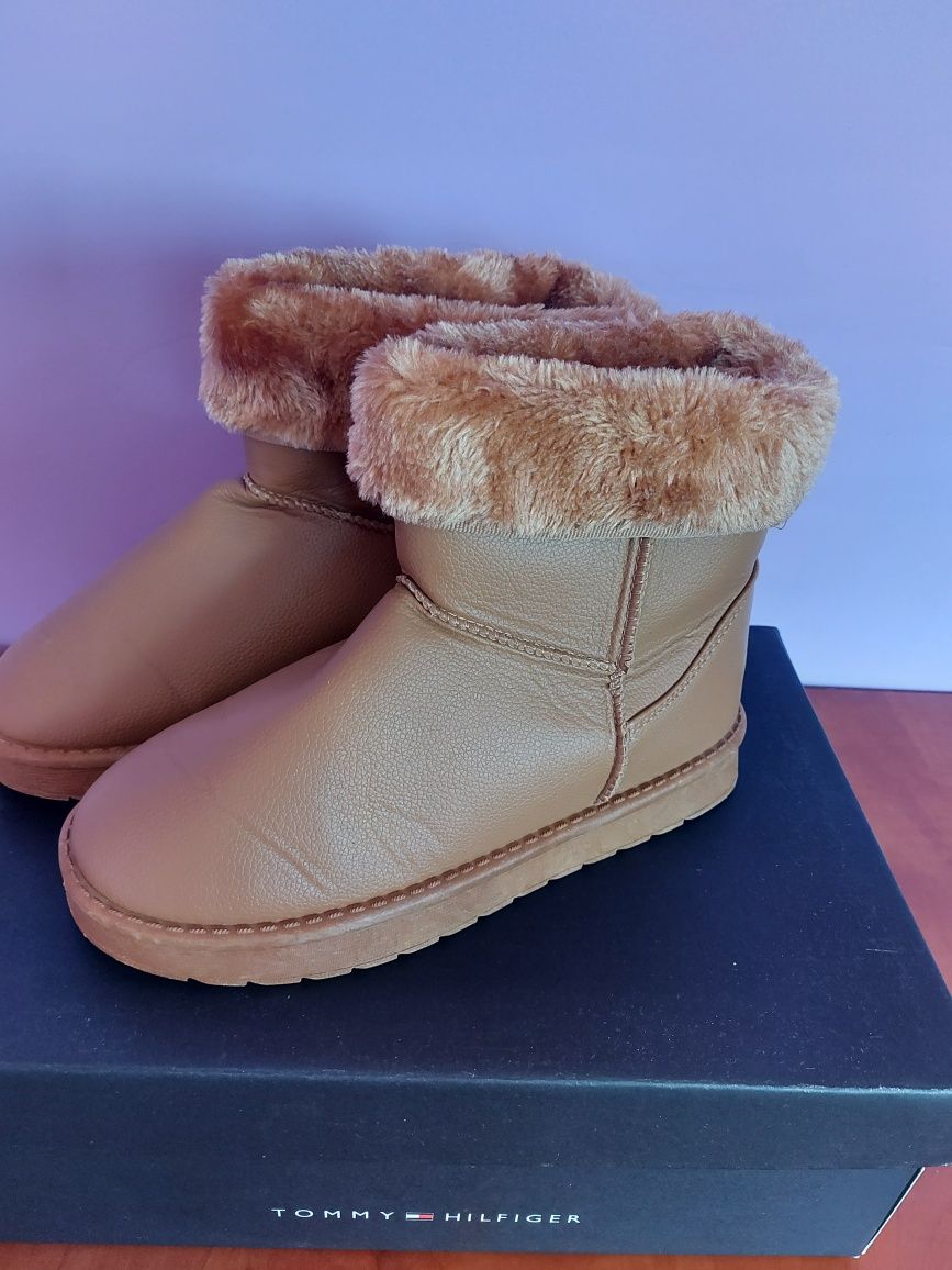 Vand Ghete Damă UGG cu Blanita Mărimea 38