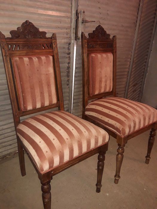 Дървени столове с тапицерия от плюш и уникална дърворезба