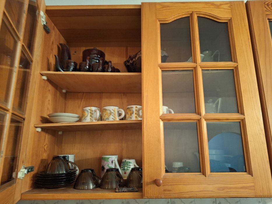 Горен ред кухненски шкафове от масивно дърво