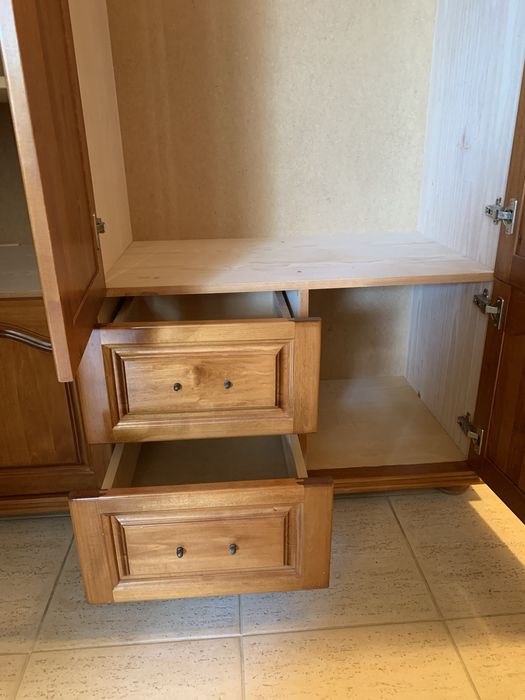 Трикрилен гардероб с надстройка от масив