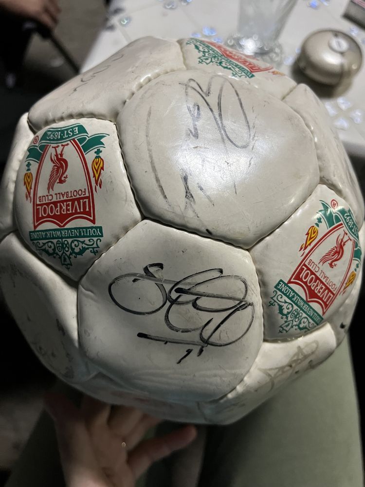 Футбольный мяч ФК Liverpool с настоящими подписями игроков