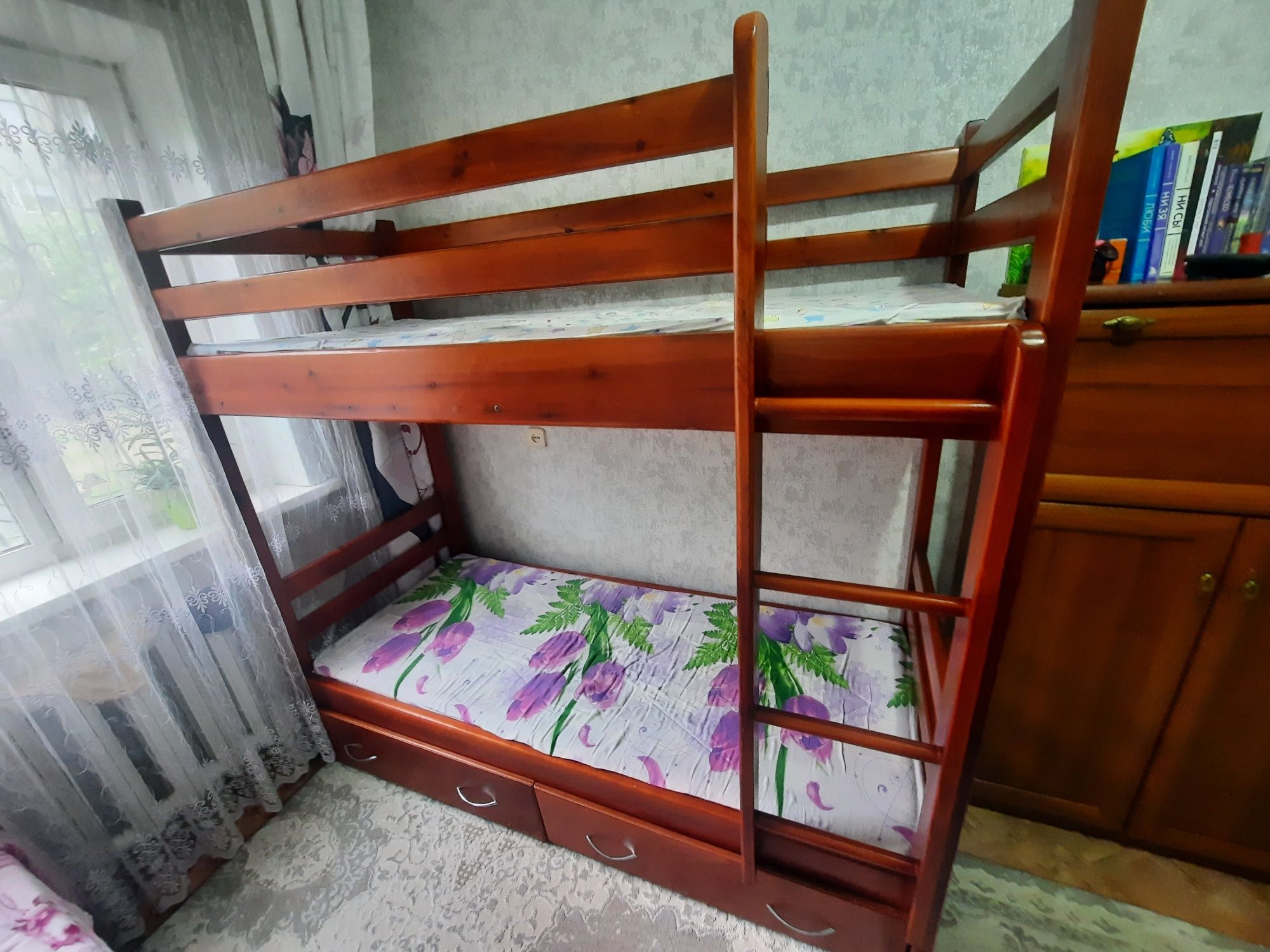 Продам двухярусную кровать, массив из дерева