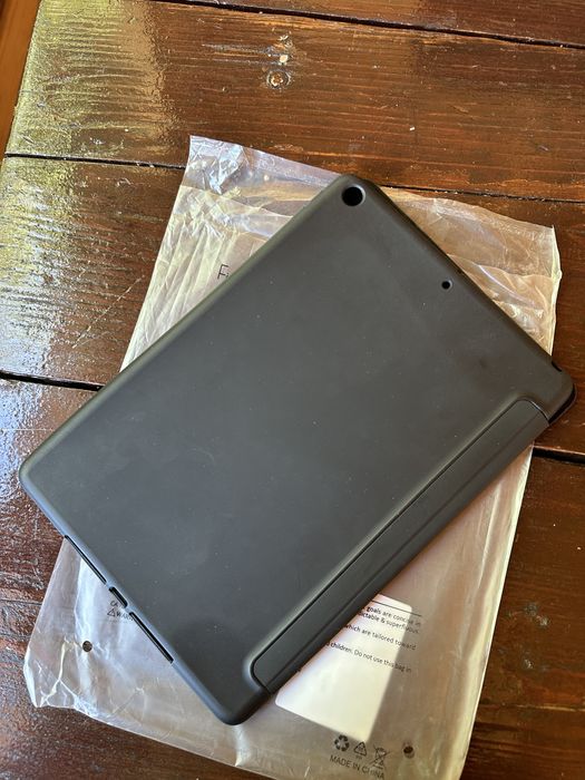 Folii ; huse IPAD 9 ( NOI )