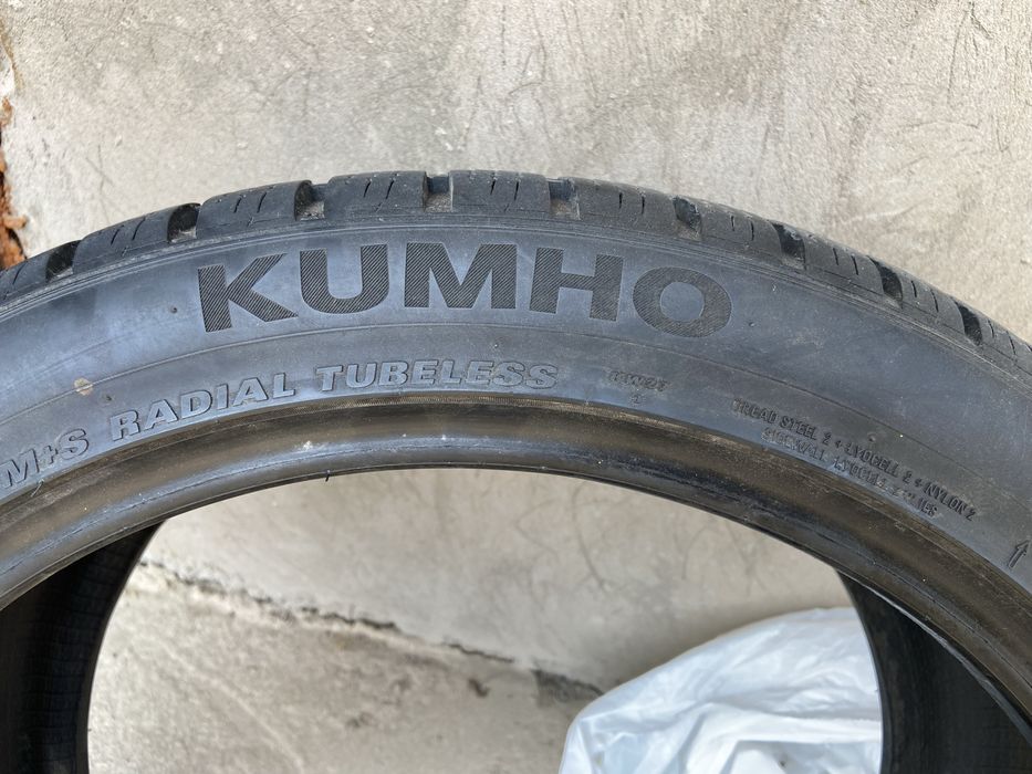 Продаются 4 шины зимние 245/40/18 производство Корея