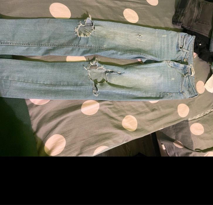 Blugi rupti noi dar fara eticheta