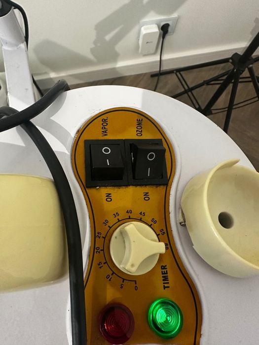 Vând vapozon și lampă cu lupă cosmetica