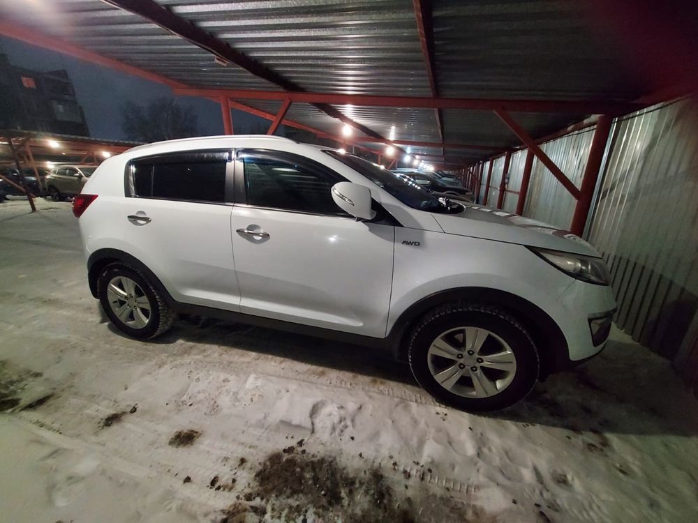 Машина Kia Sportage 2013 года, белый