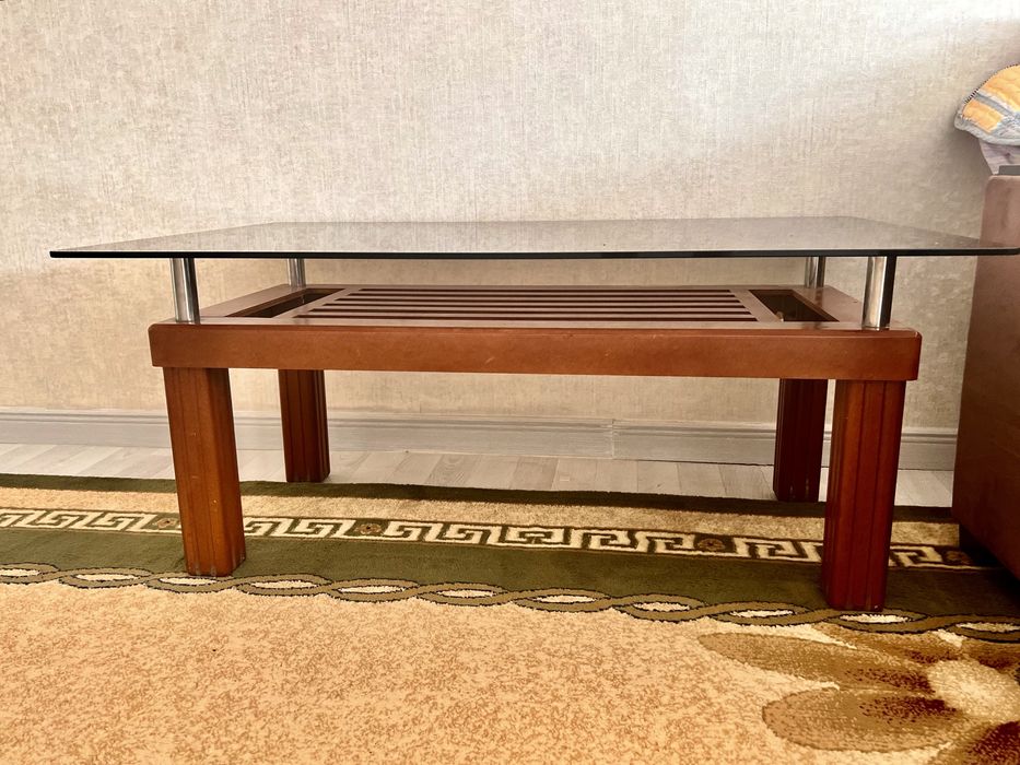 Стол журнальный.