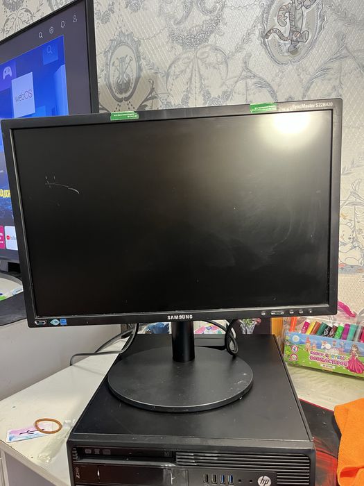 Офисный компьютер с монитором