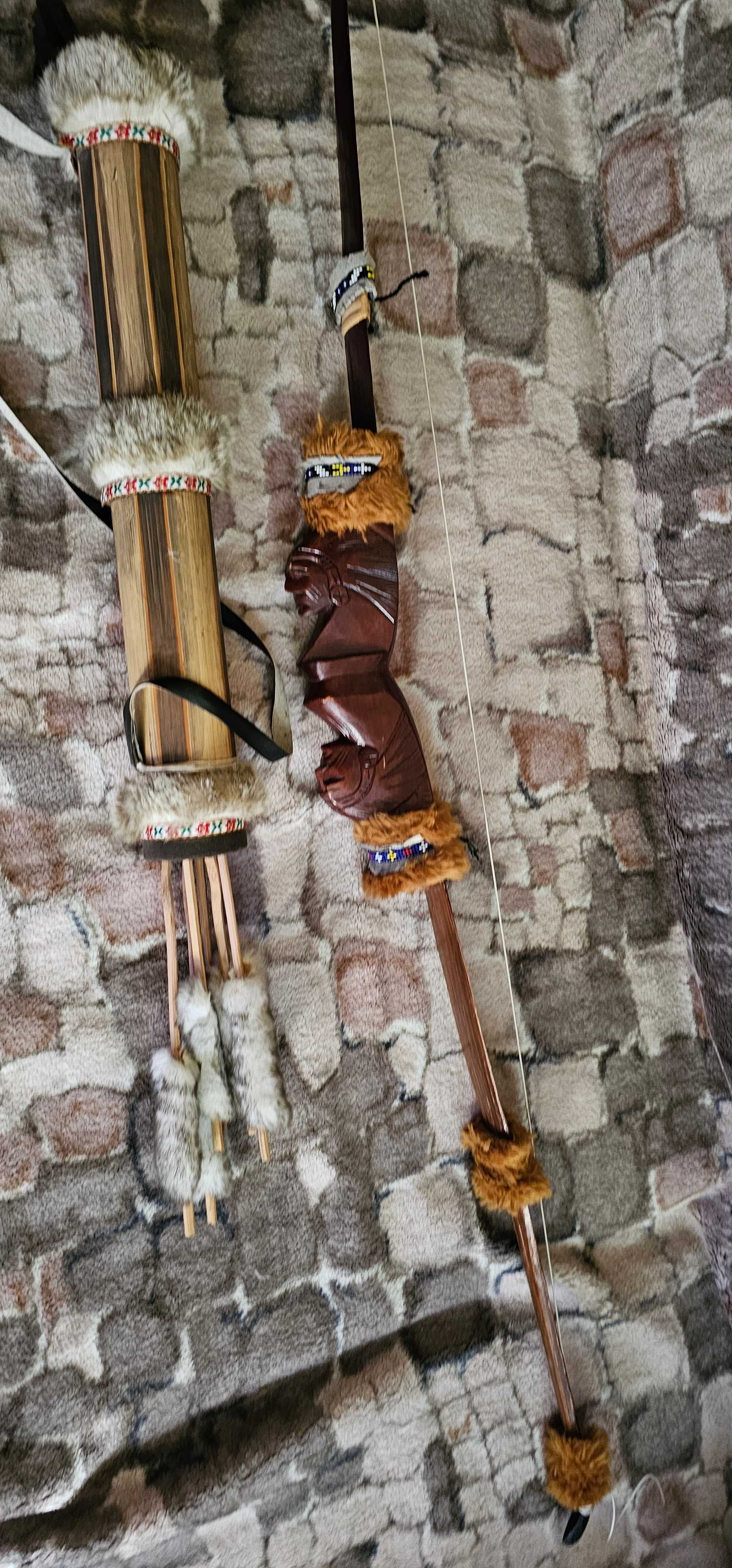 arc scluptat in lemn traditional cu sageti si tolba