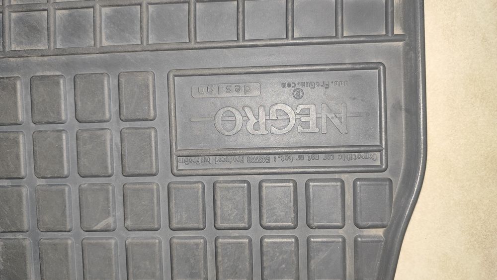 Гумено-каучукови стелки Frogum за Пасат б8 - противопъзгащи, като нови