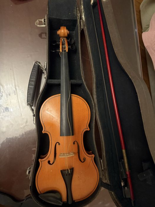 Продается скрипка  срочно  маленькая 53см