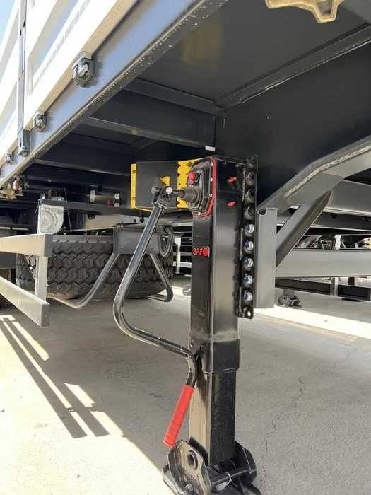 Полуприцеп бортовой контейнеровоз