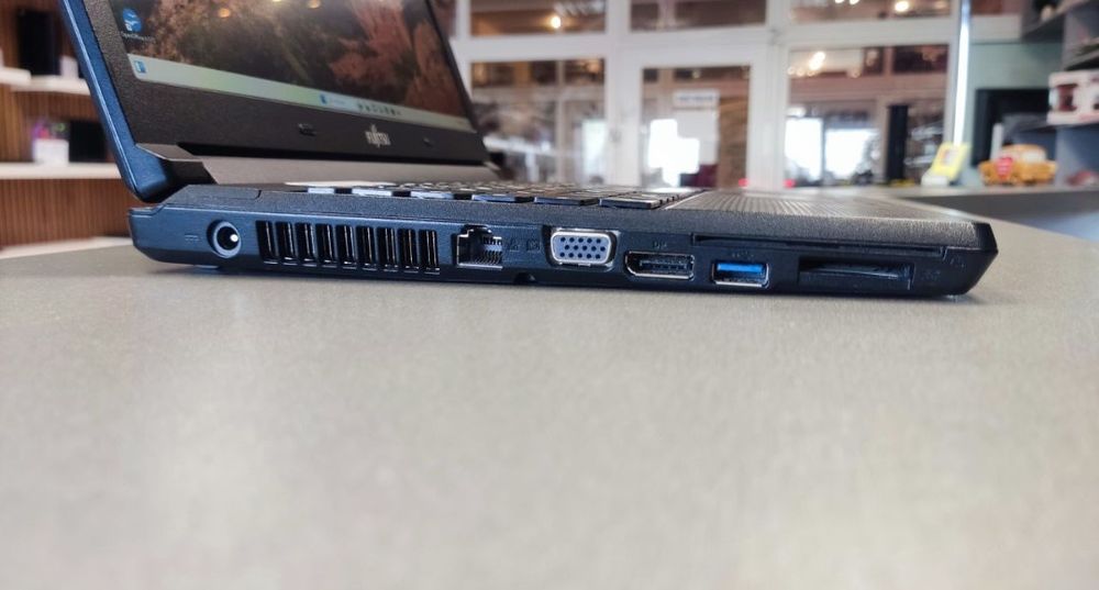 VÂNZARE URGENTĂ! Laptop Fujitsu E547 i5 (Gen. 7), 8GB RAM, 256GB SSD +