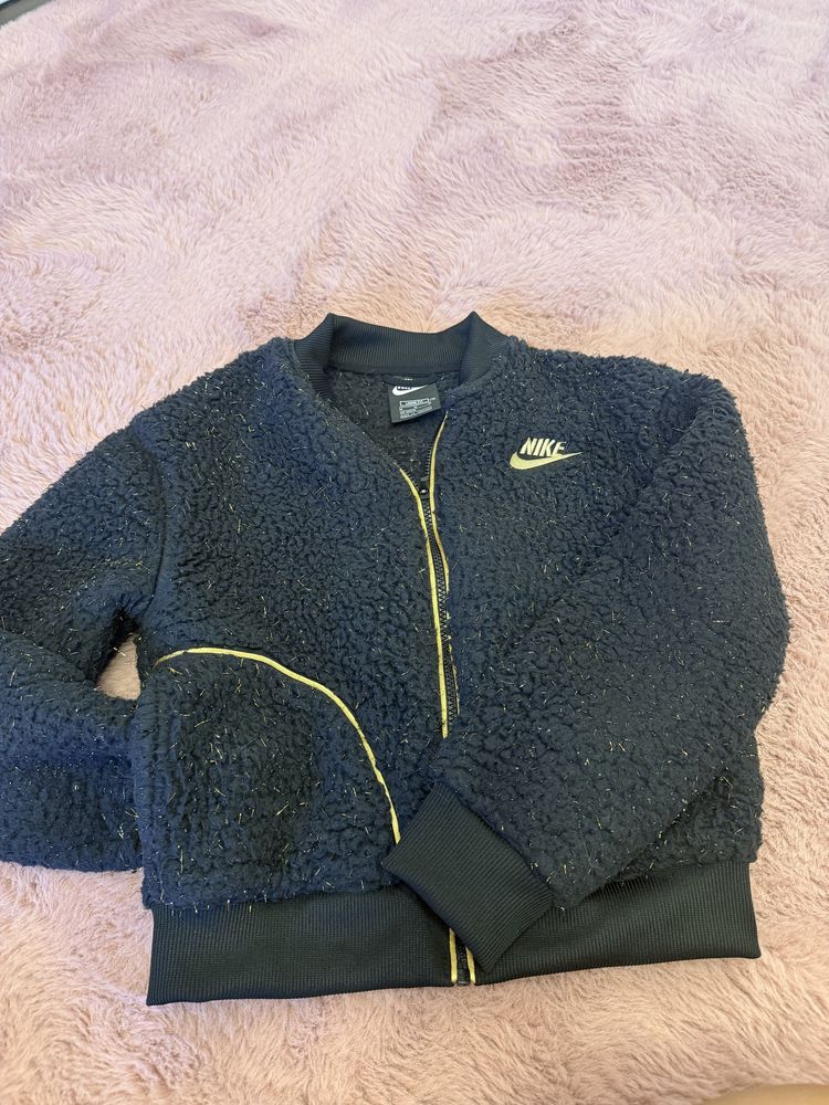 Като ново преходно яке Nike