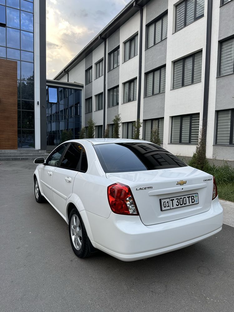 Lacetti 1.8 sotiladi srochna