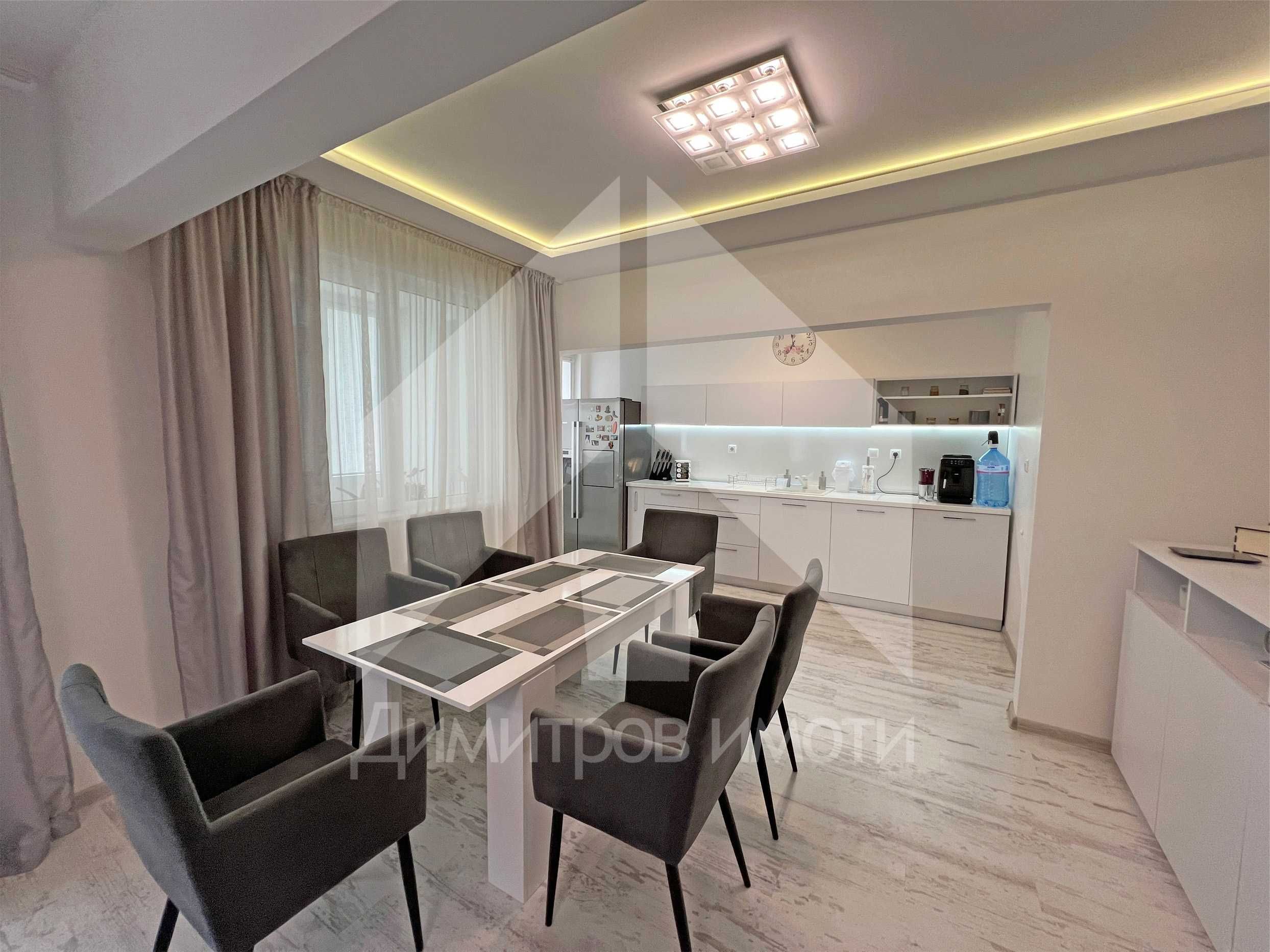 Продава тристаен апартамент 88м2 в тухлена, санирана кооперация.