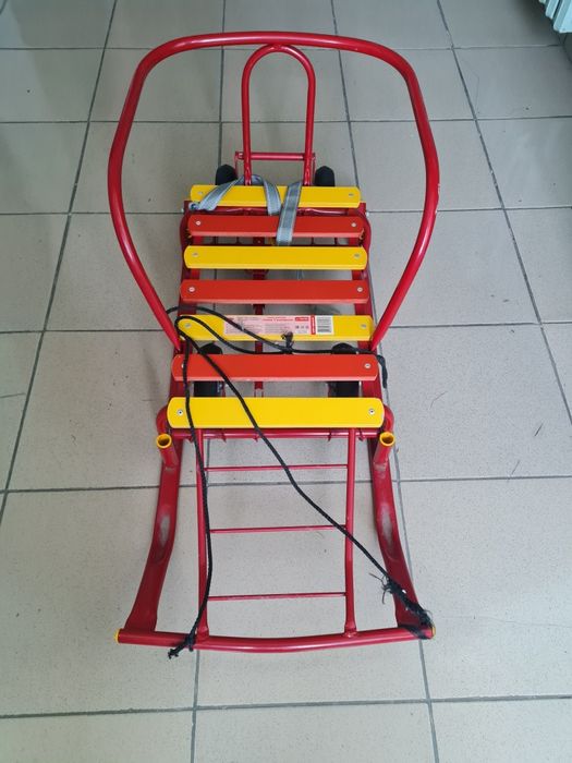 Санки, на колёсиках и жёсткая ручка на обе стороны