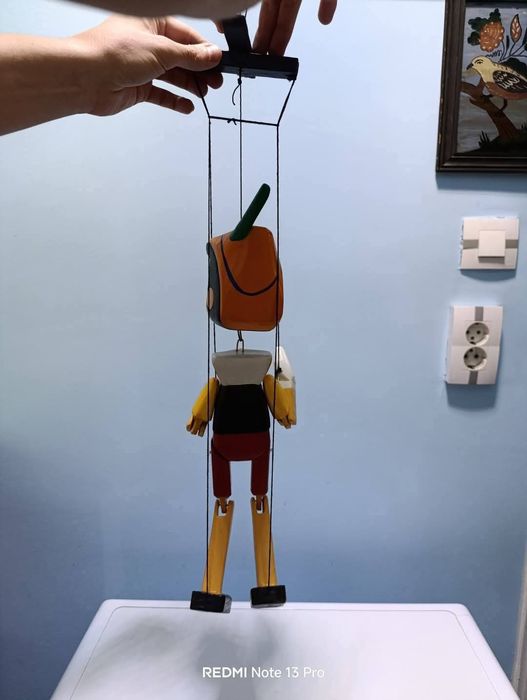 Дървен Пинокио на конци