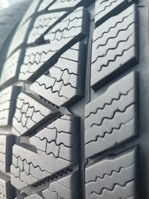 235/55/18 Kumho .