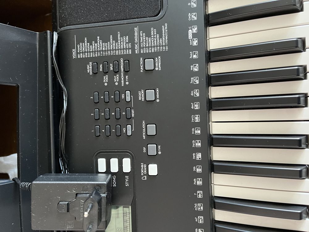 Продаю синтезатор  Yamaha psr-E373