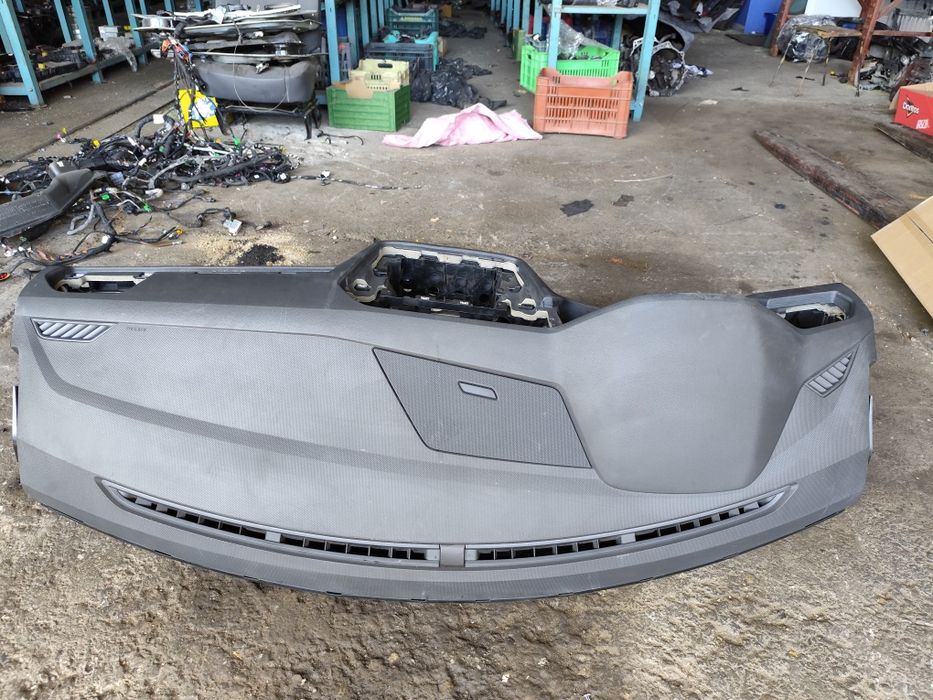 Арматурно табло и пасажерски Аербег за Tiguan 2017/2023 г