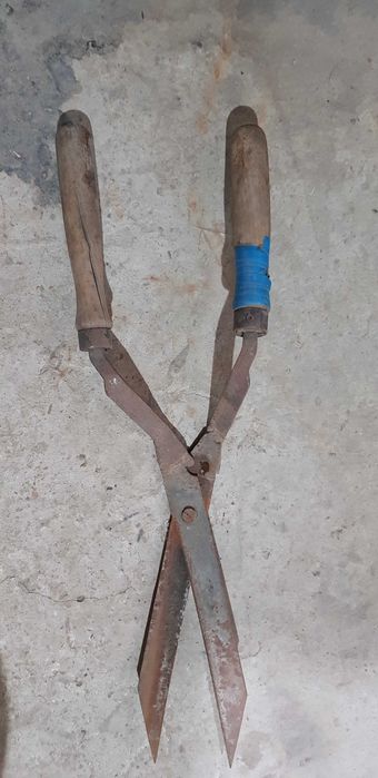 Продам садовые ножницы,кусторезы.Крепкие, советского производства.