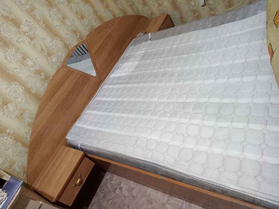 Двухспальный кровать и компьютерный стол