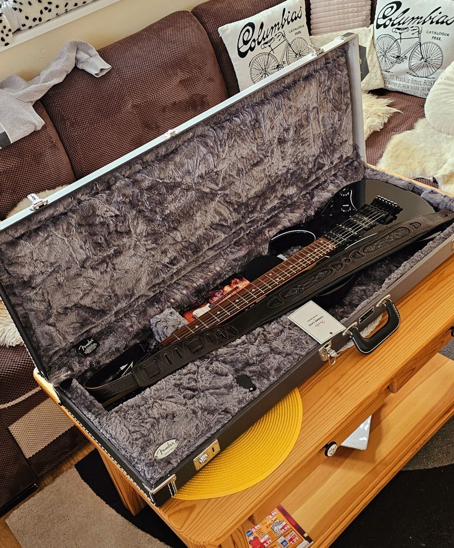 Продавам два оригинални куфара Kustam Fender Shop