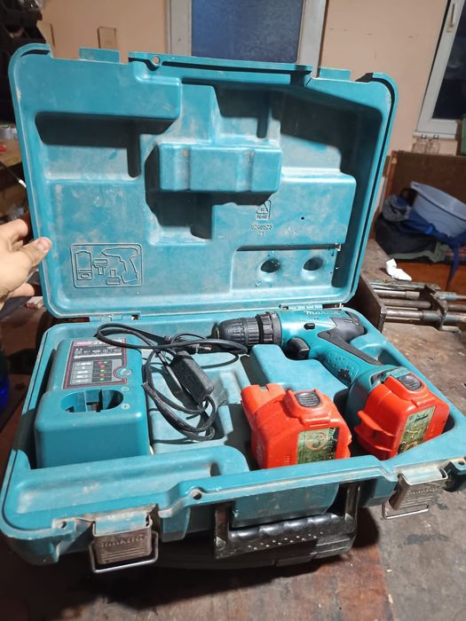 Makita.  6271 D. .