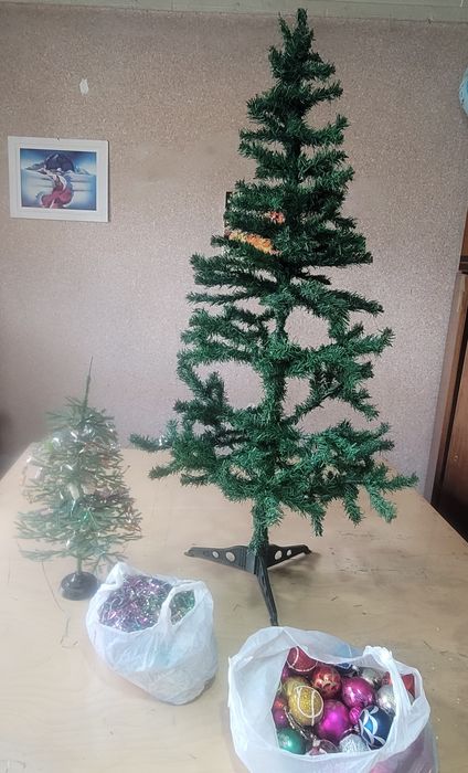 Ёлки новогодние , с игрушками и гирляндами